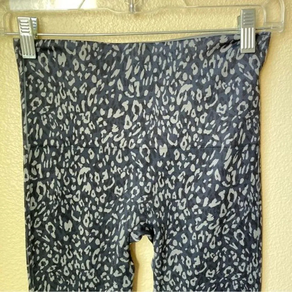 SPANX Look At Me Now Seamless Leggings in Indigo Leopard Size Medium - Picture 3 of 5